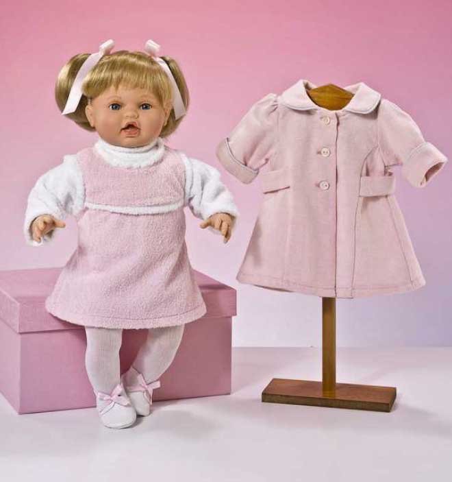 DANI CON CLÁSICO ABRIGO ROSA