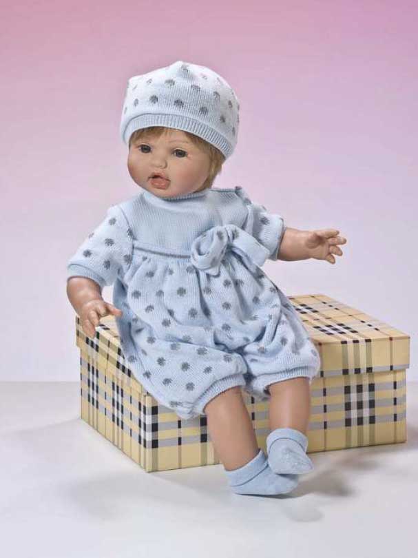 DANI CON PELELE DE PUNTO CELESTE Y LUNARES GRISES