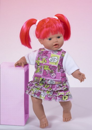 DANI CON PELO FUCSIA Y VESTIDO DE DIBUJOS ANIMADOS