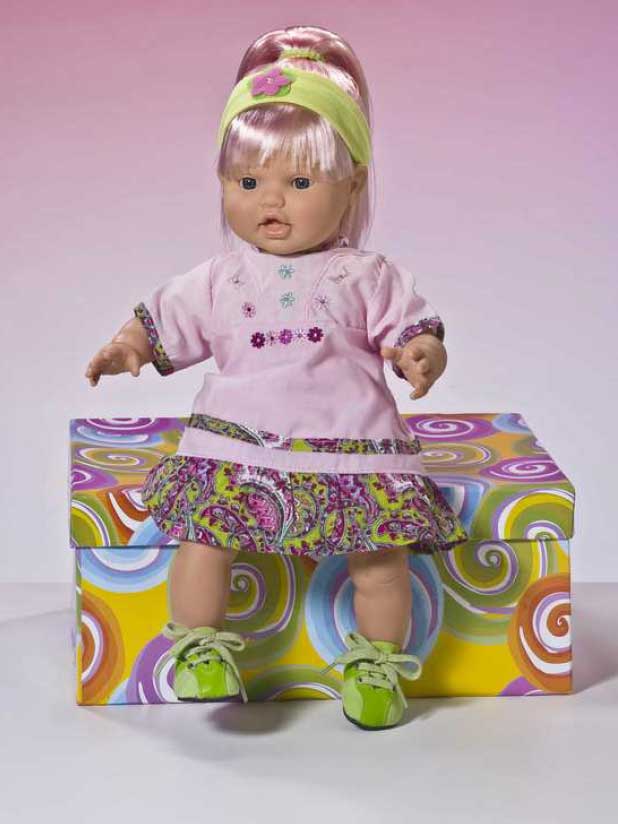 DANI CON PELO ROSA Y VESTIDO ROSA CON VOLANTE ESTAMPADO