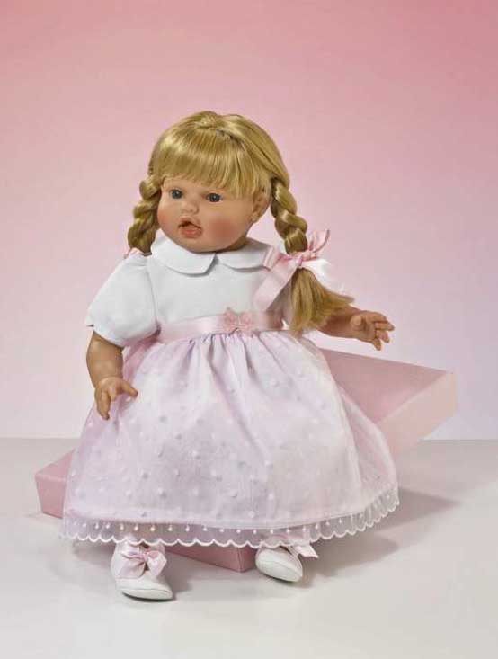 DANI CON VESTIDO BLANCO Y ROSA CON LUNARES