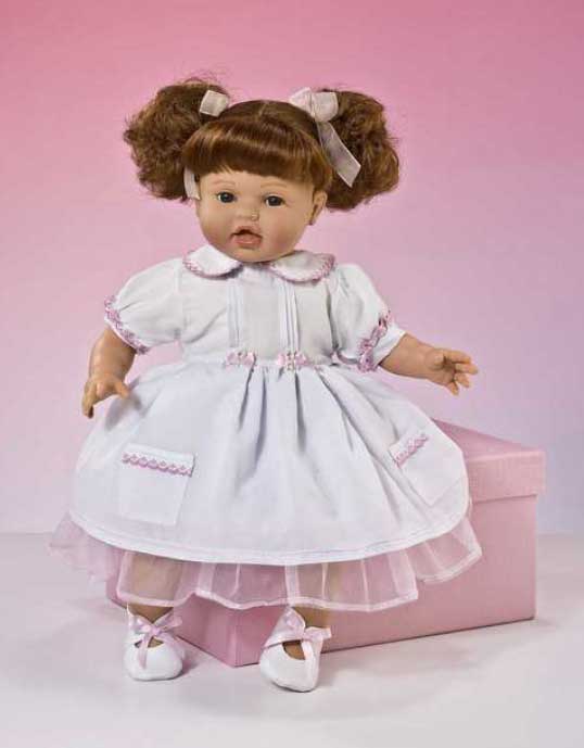 DANI CON VESTIDO BLANCO Y ROSA