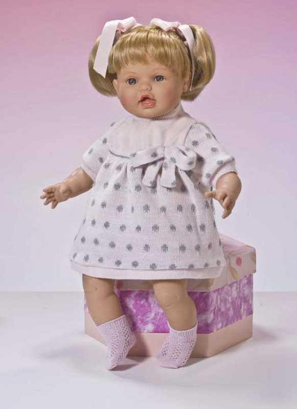 DANI CON VESTIDO DE PUNTO ROSA Y LUNARES GRIS