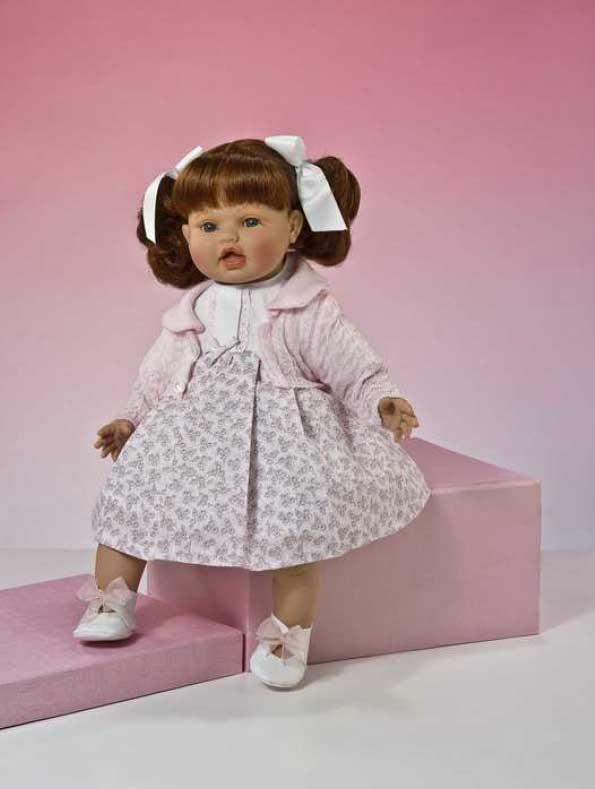 DANI CON VESTIDO ESTAMPADO MARRON Y ROSA