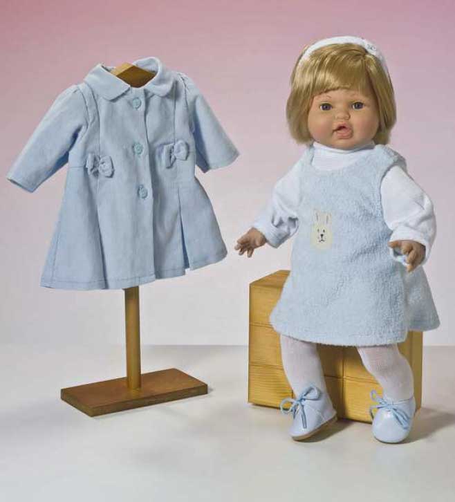 DANI CON VESTIDO Y ABRIGO CELESTE