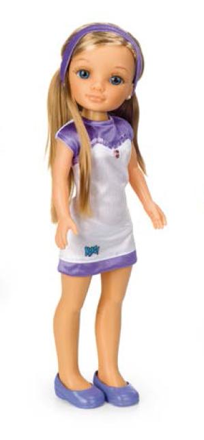 NANCY DECORA SU VESTIDO LILA