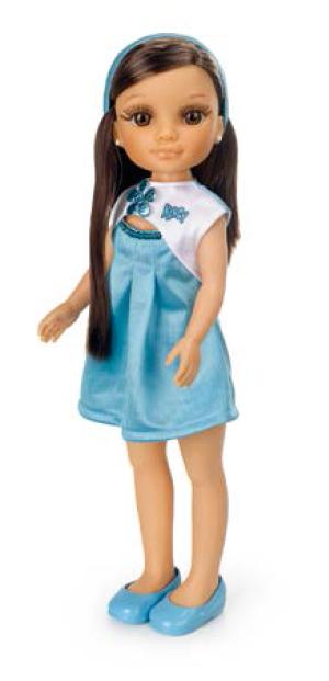 NANCY DECORA SU VESTIDO AZUL