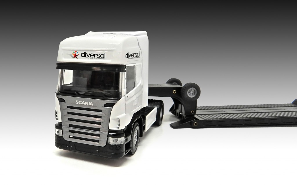 CAMION BLANCO PERSPECTIVA FRONTAL